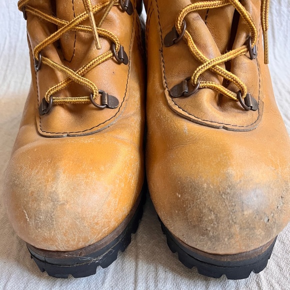 Vintage Maple Leaf Alpine boots - Picture 8 of 9